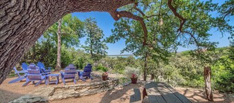 Texas Rose offers direct access to Canyon Lake, stunning views