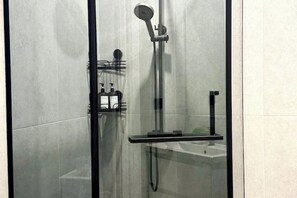 Shower, hair dryer, towels, soap - Luxury 1-Bed Apartment in City’s Top Complex 4you 193 - Qonaq (Almaty)