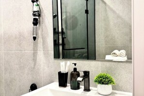 Dusj, hårføner, håndklær og såpe