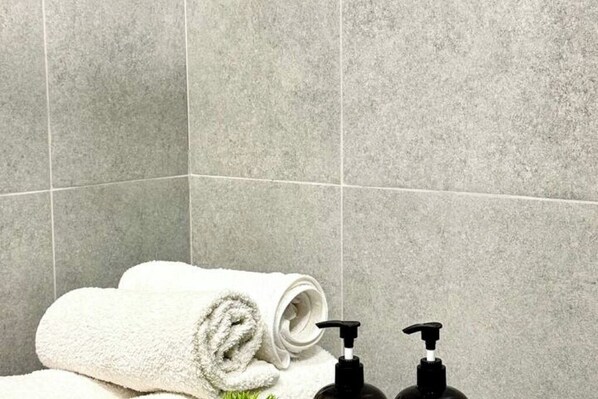 Dusj, hårføner, håndklær og såpe