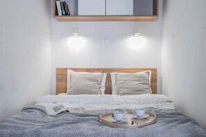 Tabla de planchar con plancha, wifi gratis y ropa de cama