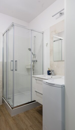 Shower, hair dryer, towels, soap - Apartamenty Jaworska 4 - ProperUNIT (Wroclaw)