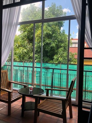 In-room safe, blackout curtains, soundproofing, free WiFi - Bat Chum Villa (Phnom Penh)
