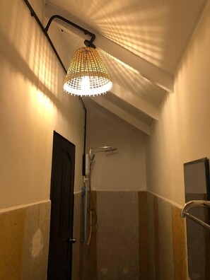 Kamar Triple Keluarga | Kamar mandi | Shower, sandal, handuk, dan sabun
