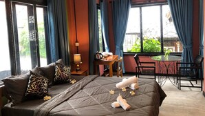 A bedroom with a bed, a desk, a chair, and a dining table. - Bat Chum Villa (Phnom Penh)