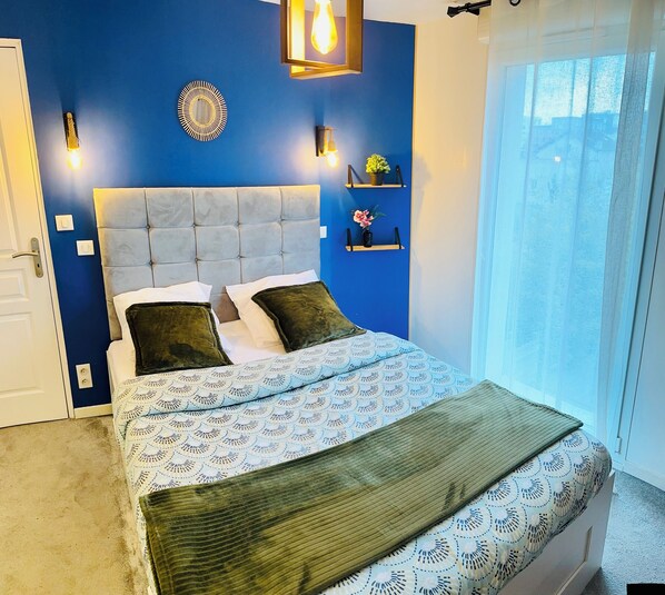 4 bedrooms, iron/ironing board, WiFi, bed sheets