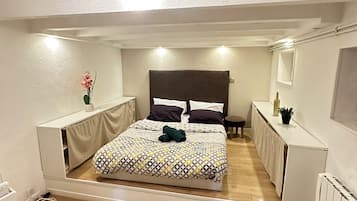 4 bedrooms, iron/ironing board, WiFi, bed sheets