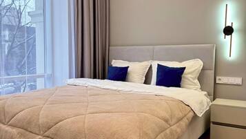 Tabla de planchar con plancha, wifi y ropa de cama