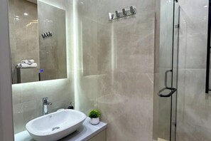 Dusche, Haartrockner, Bidet, Handtücher