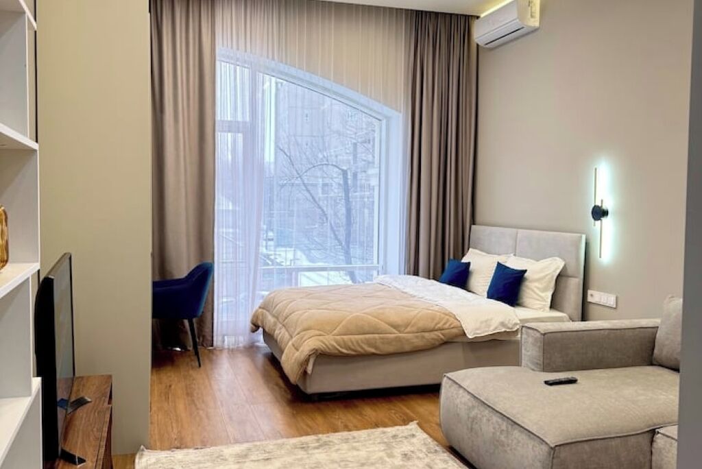 Tabla de planchar con plancha, wifi y ropa de cama 