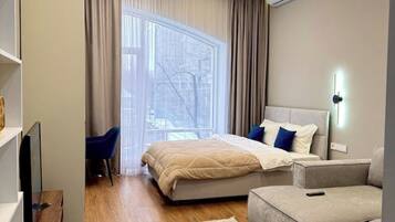 Tabla de planchar con plancha, wifi y ropa de cama