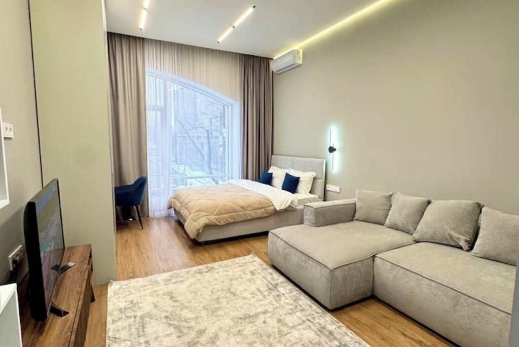 Een strijkplank/strijkijzer, wifi, beddengoed