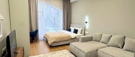 Iron/ironing board, WiFi, bed sheets