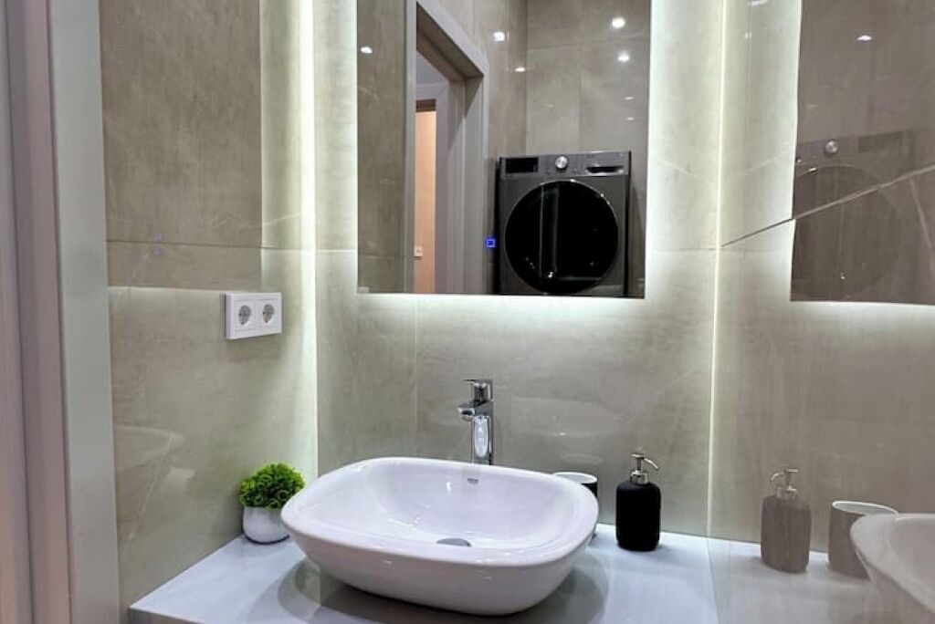 Regadera, secadora de cabello, bidet, toallas 