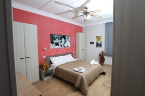 1 bedroom, bed sheets - B&B Central Palace King Of Rome: Double Room (Roma)