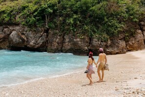 Ubicación cercana a la playa y arena blanca