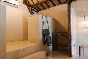Shower, hair dryer, bathrobes, towels - The Yellow Door Spa & Retreat Houses  (Penida Island)