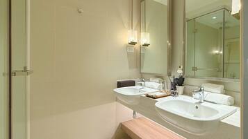 Een douche, een bidet, handdoeken, zeep