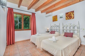 3 makuuhuonetta, silitysrauta/-lauta, ilmainen Wi-Fi, vuodevaatteet