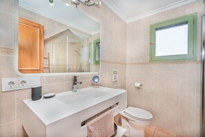 Douche, séchoir à cheveux, serviettes fournies