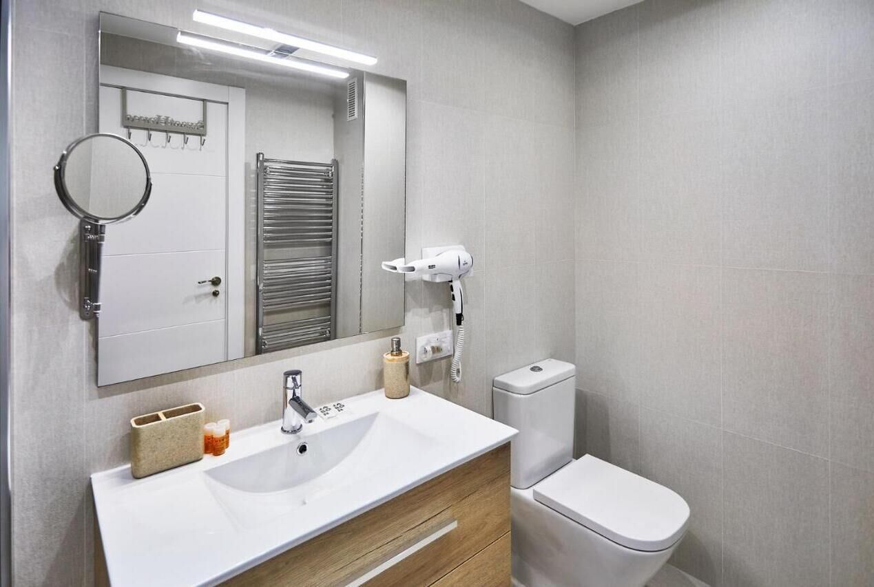 Een haardroger, handdoeken, zeep, toiletpapier