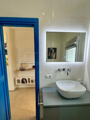 Sèche-cheveux, savon, shampoing, papier toilette