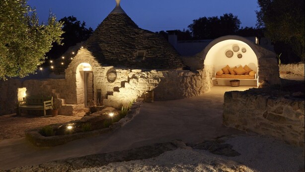 A stone building with a conical roof and a circular window. - Trullo dei Noci con Piscina Privata (Ceglie Messapica)