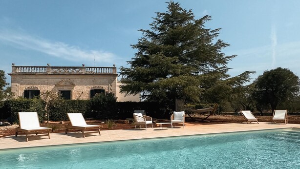 A pool with lounge chairs and a building in the background. - Villa Vittoria in Ostuni (Ostuni)