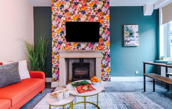 Smart TV - Chic & Modern Escape (Salford)