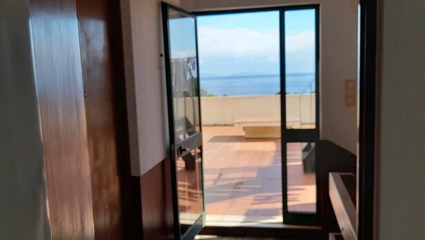 Un pasillo con vistas al mar a través de un ventanal.