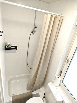 Douche, sèche-cheveux, serviettes fournies, savon