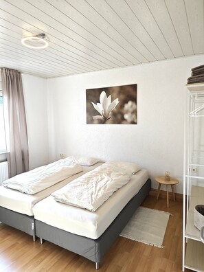 2 bedrooms, iron/ironing board, travel cot, free WiFi - Your vacation home (Andernach)