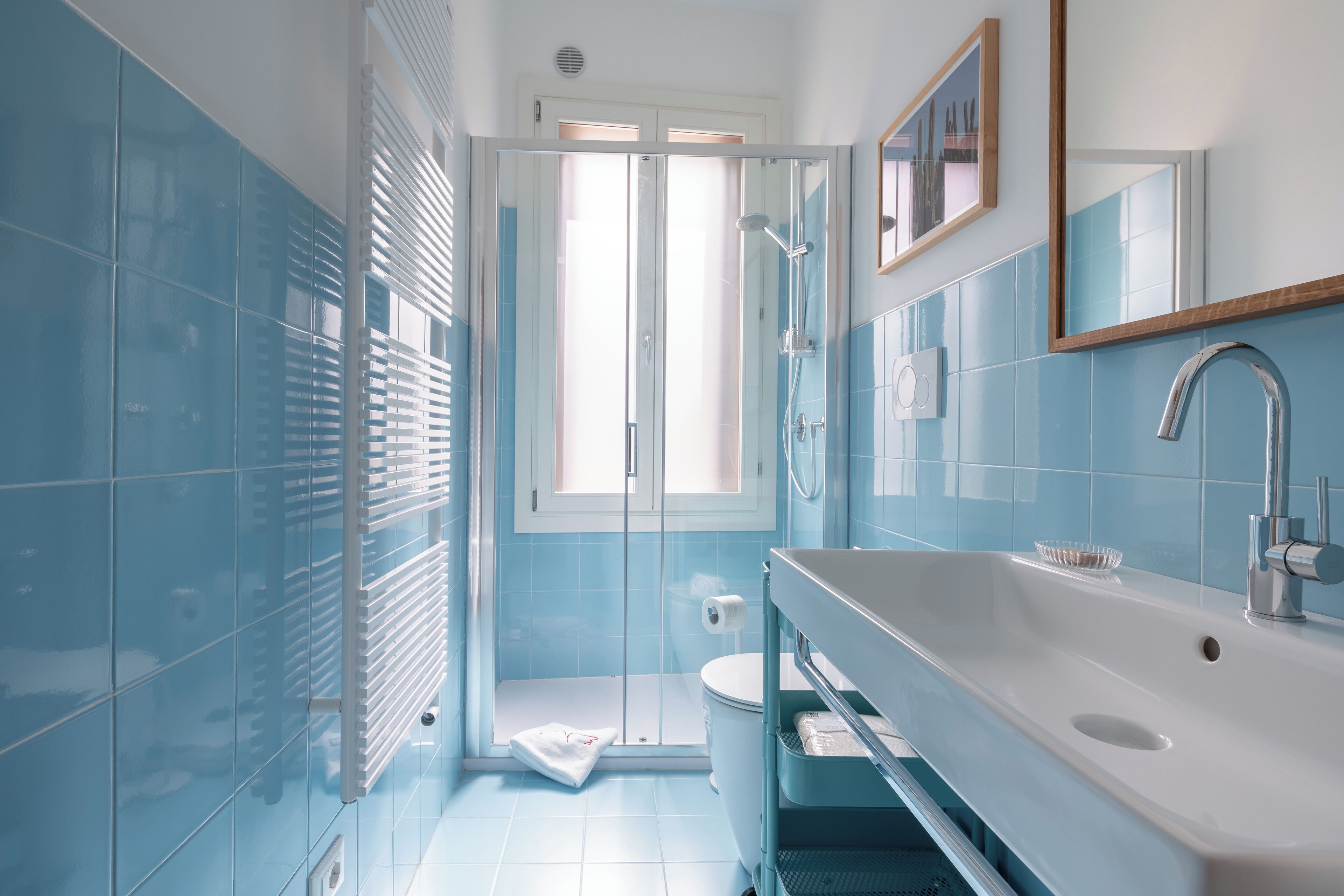 Superior-Apartment | Badezimmer | Badewanne und Dusche (separat), Haartrockner, Handtücher, Seife