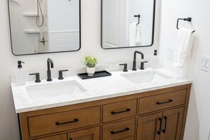 ヘアドライヤー、タオル、石鹸、シャンプー