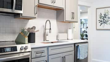 Kylskåp, mikrovågsugn, ugn och spishäll