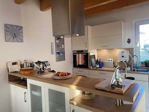 Fridge, oven, stovetop, dishwasher - Private house in idyllic location with garden (Oberhausen)