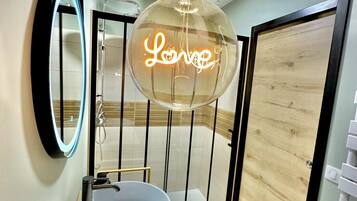 Dusche, Haartrockner, Handtücher, Seife