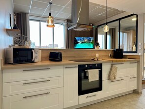 Kjøleskap, mikrobølgeovn, ovn og kokeplater