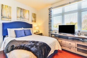 Apartment (0 Bedroom) | Front of property - Pool & Lake Access: Mariners Landing Resort Studio (Huddleston)