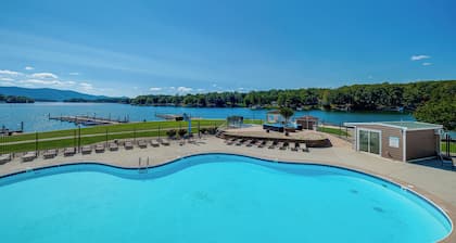 Pool & Lake Access: Mariners Landing Resort Studio
