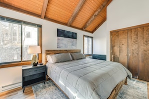 Interior - Walk to Ski Slopes: Wintergreen Resort Treehouse (Nellysford)