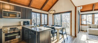 Walk to Ski Slopes: Wintergreen Resort Treehouse