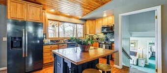 Lakefront Cabin Retreat w/ Dock in Robbinsville!