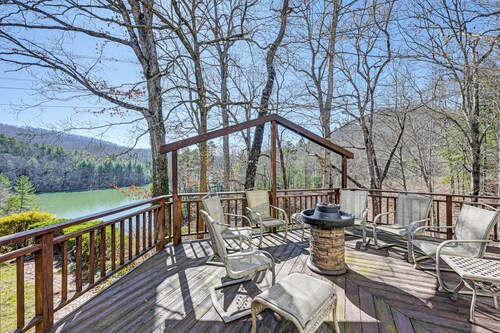 Lakefront Cabin Retreat w/ Dock in Robbinsville!