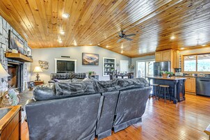 House (5 Bedrooms) | Interior