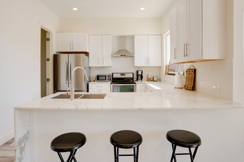 Spacious Lake Highland Townhome W/ Pool!