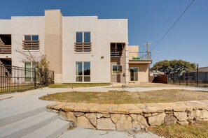 Apartment (5 Bedrooms) | Interior - Spacious Lake Highland Townhome W/ Pool! (Dallas)