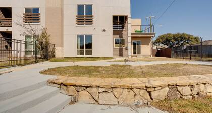 6 Mi to Galleria: Spacious Dallas Townhome!