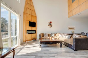 Apartment (5 Bedrooms) | Interior - Spacious Lake Highland Townhome W/ Pool! (Dallas)