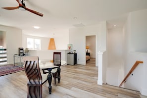 Apartment (5 Bedrooms) | Interior - Spacious Lake Highland Townhome W/ Pool! (Dallas)